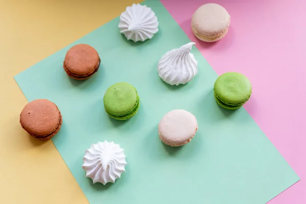波普艺术色彩风格的甜甜圈和色彩艳丽的背景下的糕点 — 图库照片