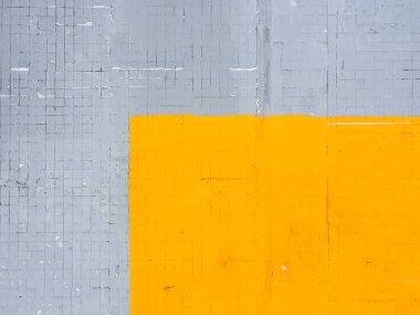 2021 'in modaya uygun panton renklerine sahip renkli duoton tuğla duvar - Ultimate gri ve aydınlatıcı sarı. Grunge, eski, soyut, parlak arkaplan. Duotone renkli beton duvar