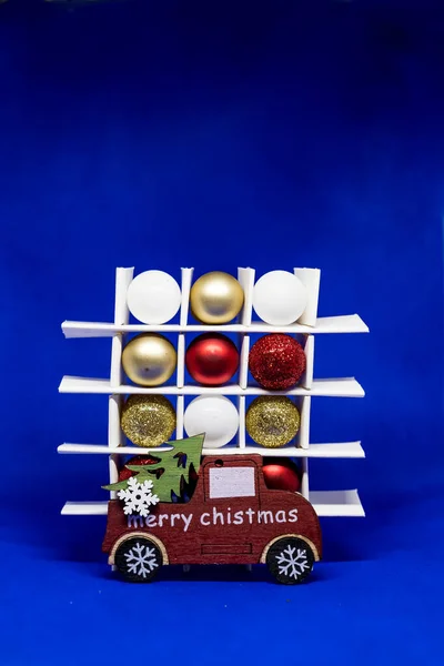 Новогодние и рождественские творческие украшения. Праздничный декор Творческая композиция из елочных игрушек на синем фоне.. — стоковое фото