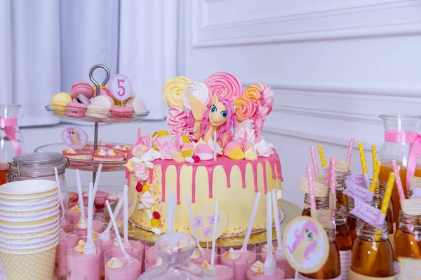 Pot à bonbons et bouteilles de lait de fantaisie pour les boissons sur une table de dessert à la fête d'anniversaire ou de mariage. Gâteau pops.Delicious barre de bonbons de réception pleine de gâteaux et de bonbons — Photo