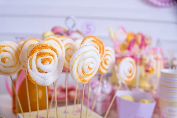 Candy jar and fancy milk bottles for drinks on a dessert table at birthday party or wedding celebration.assortment of sweets. Cake pops.Delicious reception candy bar full with cakes and sweets — Stock Photo, Image