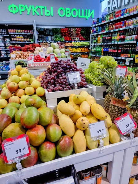 Rusya, Omsk, 2 Mayıs 2021 Bir çiftlik pazarında meyvelerle dolu raflar. Markette çeşitli yiyeceklerle dolu kutular. Süpermarkette meyvelerle dolu. Vejetaryen yiyecekler.. — Stok fotoğraf