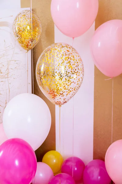 Balões rosa e branco na recepção hall.Balloons cheios de hélio, cores brancas e douradas, amarrado com fitas douradas.Bolas voadoras, como um acessório essencial para comemorar o aniversário e outros feriados. — Fotografia de Stock