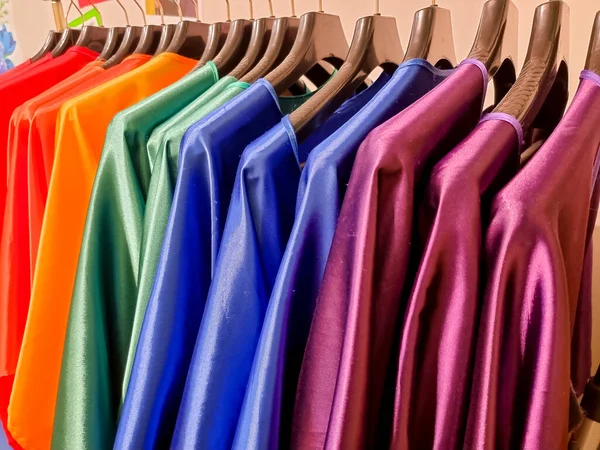 Regenbogenfarben Auswahl Freizeitkleidung Auf Hölzernen Kleiderbügeln Isoliert Auf Weiß — Stockfoto