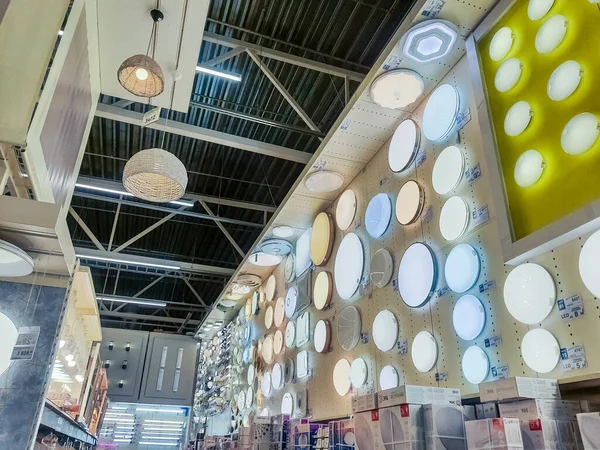 Omsk, Russie, 9 décembre 2020 : tas de différentes lampes modernes et l'éclairage en magasin. Lampe moderne avec des lumières dans le magasin de meubles. Lampe élégante à la mode différente avec des lumières dans le centre de concepteur — Photo