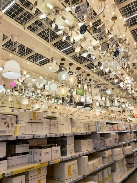 Omsk, Russie, 9 décembre 2020 : tas de différentes lampes modernes et l'éclairage en magasin. Lampe moderne avec des lumières dans le magasin de meubles. Lampe élégante à la mode différente avec des lumières dans le centre de concepteur — Photo