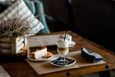 Kayısılı kek ve bir fincan latte macchiato.