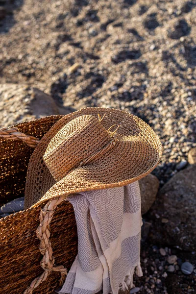 Sommerkonzept. Gewebter Korb mit Strohhut und Picknickdecke — Stockfoto