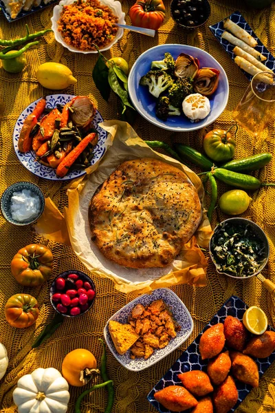 Πολύχρωμη και εορταστική εικόνα της μεσογειακής συλλογής τροφίμων με Royalty Free Εικόνες Αρχείου