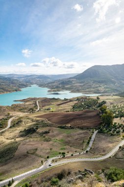 Zahara de la Sierra 'da bulunan rüzgarlı yol ve tepelerin manzarası 