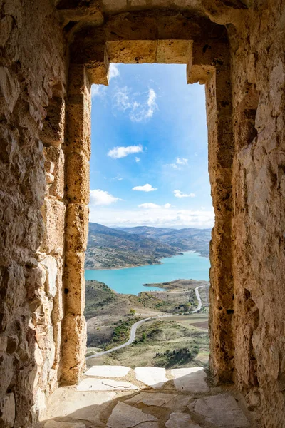 Zahara de la Sierra kalesinin harabelerinden bir taş pencere manzarası 