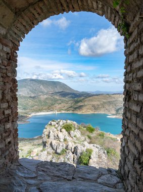 Zahara de la Sierra harabelerinden bir taş pencere manzarası