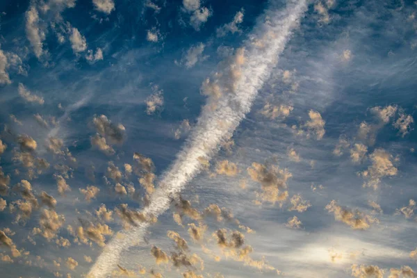 Blå Himmel Täckt Små Moln Och Ett Diagonalt Plan Spår — Stockfoto