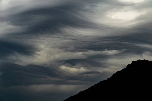 Stormachtig Weerfront Met Dikke Grijze Wolken Met Een Bergsilhouet — Stockfoto