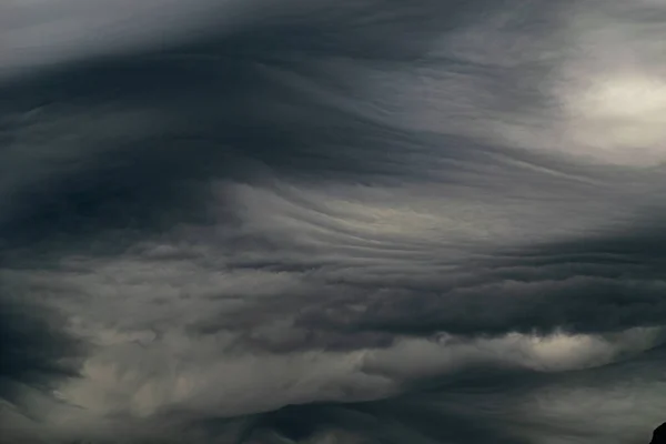 Uma Imagem Perto Nuvens Tempestade Cinzentas Escuras Sobre Mar Mediterrâneo — Fotografia de Stock