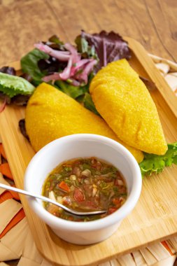 Bir Kolombiya böreği, domuz etiyle doldurulmuş ve Pico de Gallo portresiyle servis edilmiş. 