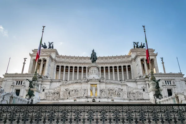 Roma 'nın merkezindeki Victor Emmanuel Ulusal Anıtı veya Vittoriano' nun ön görüntüsü 