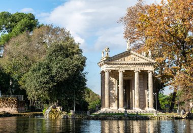 Gölün karşısındaki Asclepius Tapınağı 'nın manzarası Roma' nın merkezindeki bir parkta bulundu. 