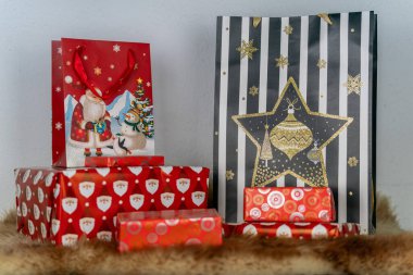 rengarenk süslemeleri olan bir Noel hediyesi seçimi. 