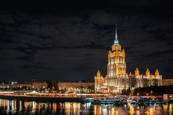 Radisson Hotel-Ucrania, un edificio de gran altura en Moscú Rusia Noche Fotos De Stock