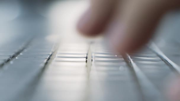 Αρσενικά χέρια πληκτρολογούν σε ένα λευκό πληκτρολόγιο υπολογιστή. Μακρο. Σύρετε μεγέθυνση. — Αρχείο Βίντεο