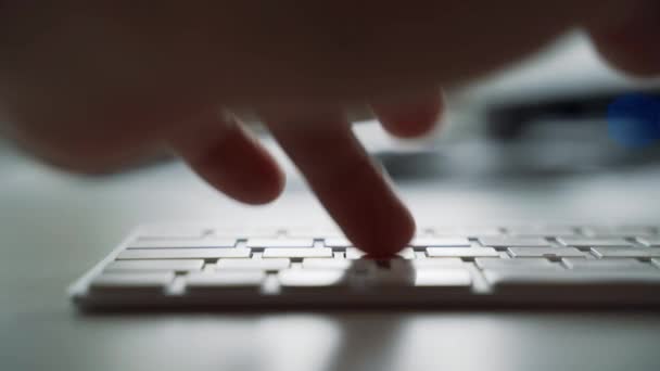 Mains masculines tapant sur un clavier d'ordinateur blanc — Video