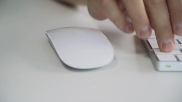 Manos masculinas escribiendo en un teclado de computadora blanco. Diapositiva derecha. — Vídeos de Stock
