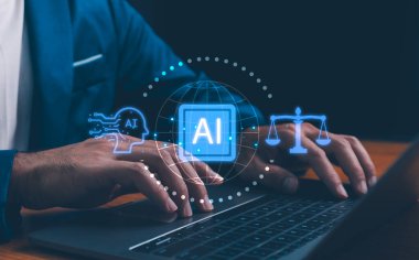 Yapay Zeka Etiği, Entegre Yapay Zeka ve Hukuk. Yapay zeka ve dijital adalet sembollerini gösteren bir dizüstü bilgisayar üzerinde çalışan bir profesyonel. Hukuk teknolojisi, küresel ağ yönetimi ve gelecekteki düzenlemeler.