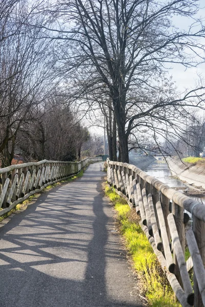 Canal Villoresi, voie pour piétons et vélos — Photo