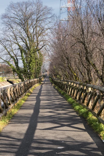 Canal Villoresi, carril para peatones y bicicletas —  Fotos de Stock