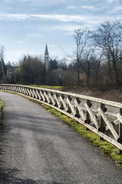 Canal Villoresi, pista para pedestres e bicicletas — Fotografia de Stock