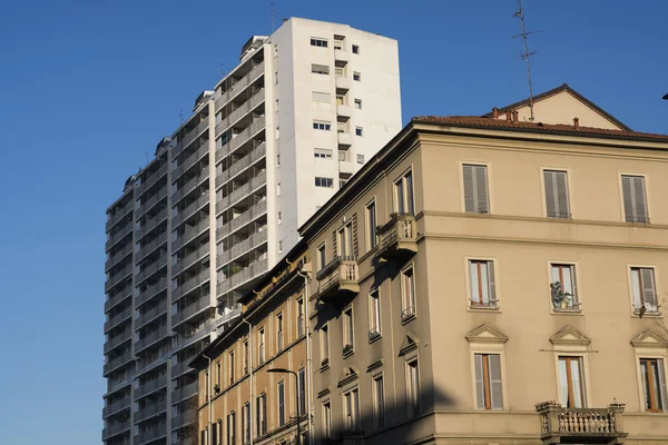 Milão (Itália): edifícios residenciais — Fotografia de Stock
