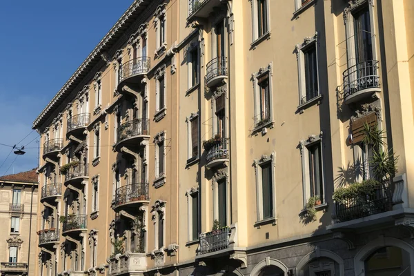 Milão (Itália), edifícios residenciais — Fotografia de Stock