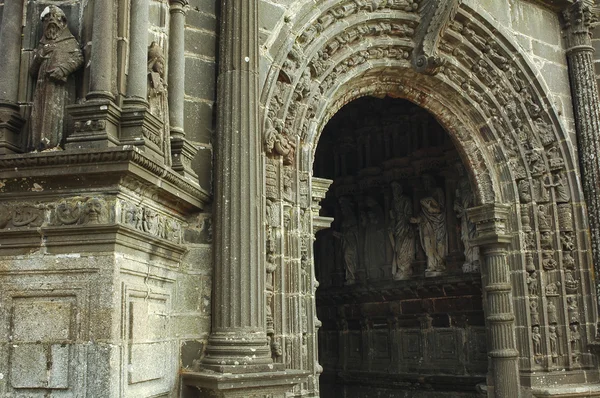 Guimiliau (Bretagne, Frankrike): medeltida kyrka — Stockfoto