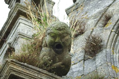 Lampaul-Guimiliau (Brittany, Fransa): çirkin yaratık