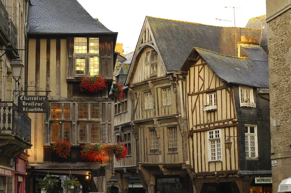 Dinan (Bretaña): edificios de entramado de madera — Foto de Stock