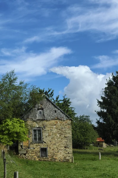 Старый каменный дом в Нормандии — стоковое фото