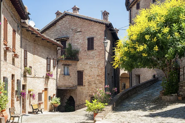 Sarnano (Мачерата, марші, Італія) - стара село — стокове фото