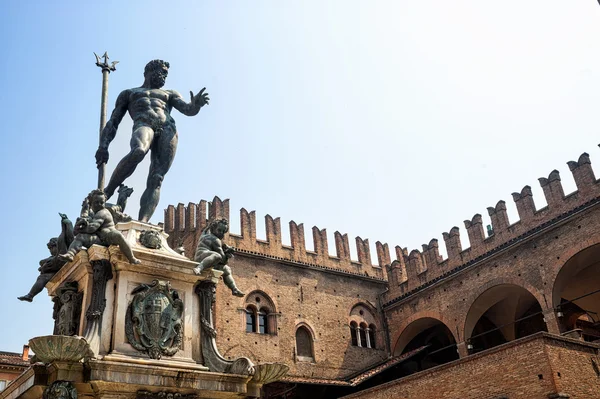 Bolonia: Estatua de bronce y palacio histórico de Neptuno —  Fotos de Stock