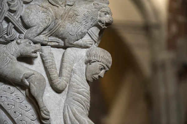 Sarcofago nella chiesa di Sant'Ambrogio (Milano) ) — Foto Stock