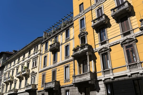 Obytné budovy v Miláně (Itálie) — Stock fotografie
