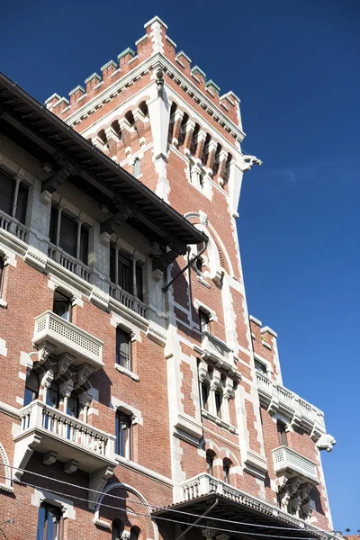 Stará budova poblíž Sant'Ambrogio (Milan) — Stock fotografie