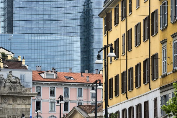 Milán (Italia), edificios antiguos y modernos — Foto de Stock
