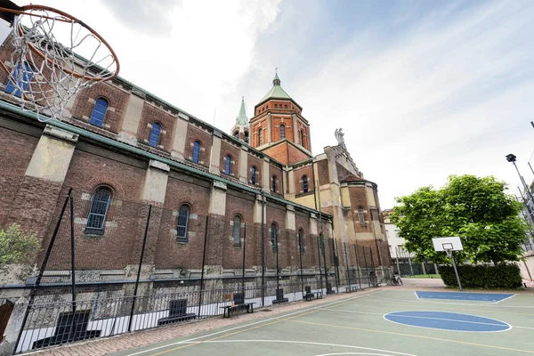 Church of Lourdes (Milan), basketball court — Stock Photo, Image