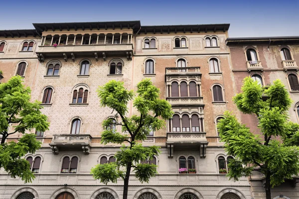 Miláno (Itálie), starých obytných budov — Stock fotografie