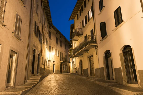 Chiavenna (Sondrio, Włochy) przez noc — Zdjęcie stockowe