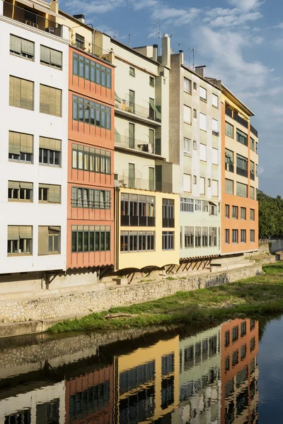 Girona (Cataluña, España) casas a lo largo del río — Foto de Stock