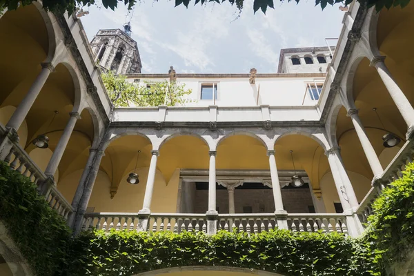 Barcelona (Spain): historic courtyard — Stock Photo, Image