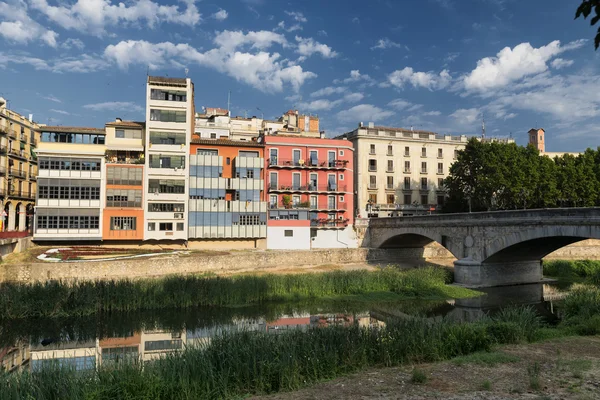 Girona (Katalonia, Hiszpania) domy wzdłuż rzeki — Zdjęcie stockowe