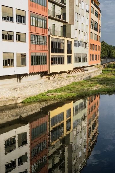 Girona (Catalunha, Espanha) abriga ao longo do rio — Fotografia de Stock